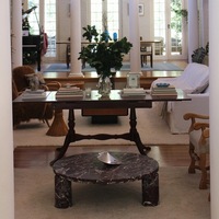 Table basse en marbre foncé Emperado avec quatre pieds cylindriques