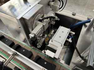 Mesin Pelabel Otomatis untuk Menempelkan Stempel Pajak dengan Lem Panas - Product Image 3