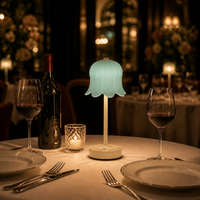 Lampe de table sans fil rechargeable à commande tactile USB-C LED avec abat-jour en verre Lys des Valles pour chambre, restaurant, décoration de mariage