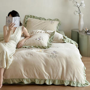Parure de lit en polaire Duoximeimiankang 4 pièces, broderie florale style pastoral, anti-boulochage, housse de couette chaude pour l'hiver - Product Image 2