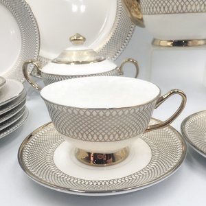 Ensemble de 15 pièces de tasses et soucoupes à café en porcelaine dorée embossée de style européen, écologiques, avec six tasses et six soucoupes, coffret cadeau - Product Image 3