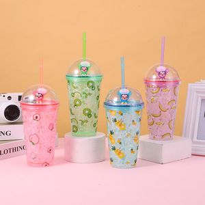 แก้วน้ำพลาสติกสองชั้นลายผลไม้สดแบบทรอปิคอล ขนาด 450 มล. ใช้ซ้ำได้ พร้อมตุ๊กตาลิงการ์ตูนขนาดเล็กและกลิตเตอร์สีเงิน - Product Image 1