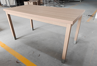 Table asymétrique multi-usage avec plateau en pierre technique et panneau de pieds extérieur plus petit, fini avec un plateau en pierre technique