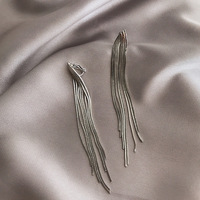 Clip d'oreille Song Yi OEM pour femme, style vintage, long, avec pampilles dorées et motif floral géométrique, nouvelle mode
