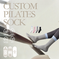 Chaussettes de sport antidérapantes en coton compressif avec logo personnalisé pour femme, idéales pour le yoga et le Pilates, avec semelle à picots – Vente en gros