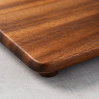 Planche à charcuterie de luxe en bois d'acacia avec pieds, plateau de service rectangulaire en bois pour fromage, viande, fruits, vin, fête