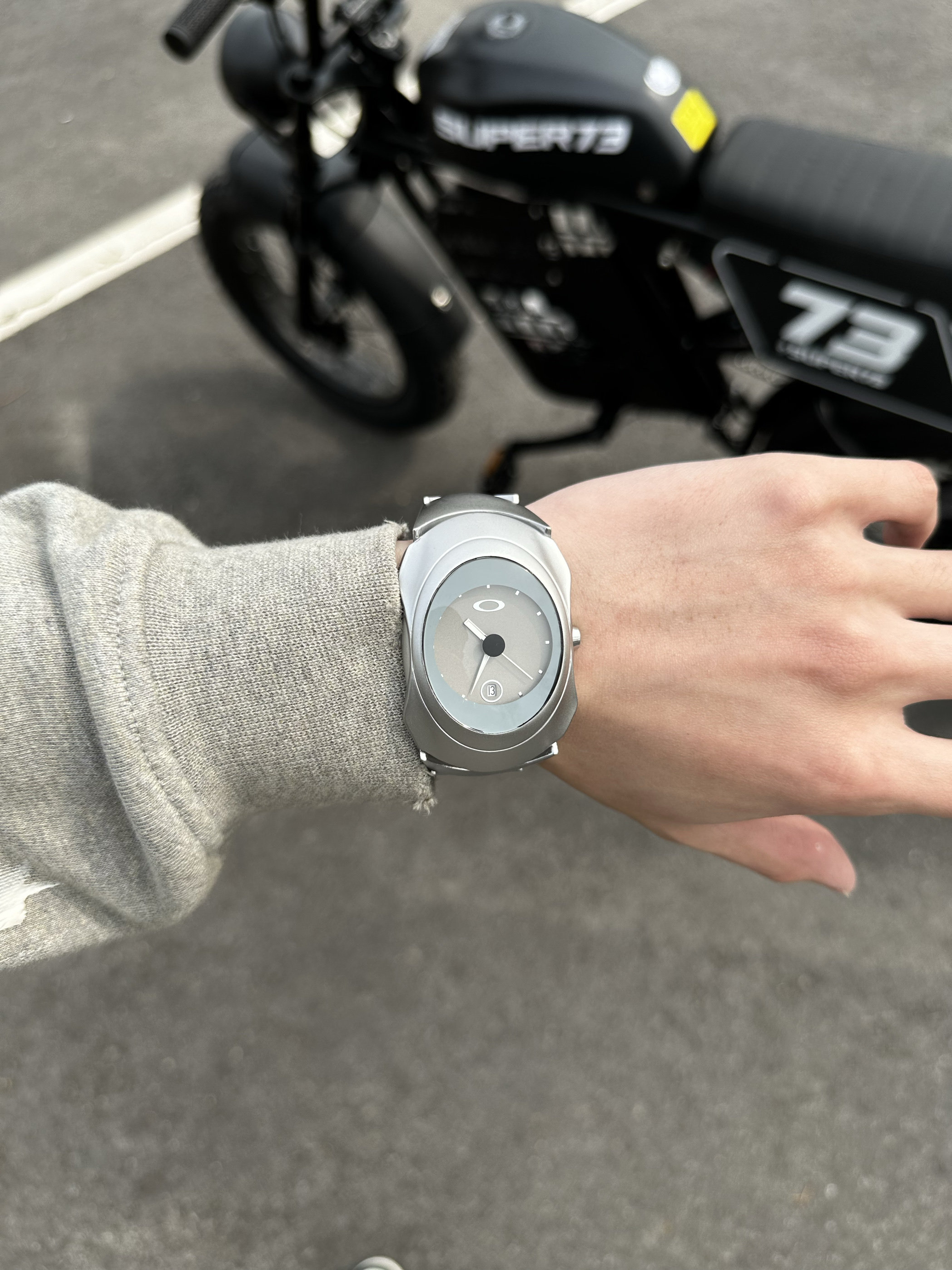 Grigio satinato con logo