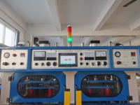 Machine de soudage à haute fréquence de blindage RF numérique nouvellement développée pour le gaufrage de semelles intérieures de chaussures en mousse tpu
