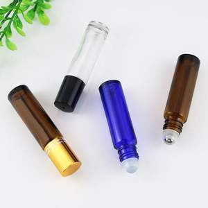Flacon à bille en verre ambré brun de 10 ml avec logo personnalisé, bille en acier et capuchon noir doré - Product Image 3