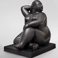 Famosa estatua de bronce grande de una mujer gorda sosteniendo un bebé, figura de hombre de paso pulido