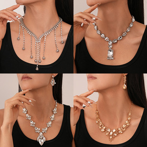 Collier européen américain haut de gamme de luxe <span class=keywords><strong>Pendentif</strong></span> géométrique en diamant incrusté de gouttes <span class=keywords><strong>d</strong></span>'<span class=keywords><strong>eau</strong></span> Personnalité exagérée Clavicule à la mode - Product Image 2