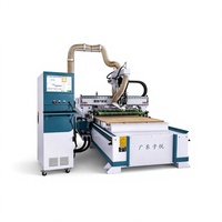 Centre de traitement de panneaux CNC avec fonction de perçage et de rainurage pour la fabrication de meubles sur mesure