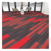 Dalles de moquette modernes en polypropylène lavables à boucles pour la maison et le bureau, motif puzzle coloré rouge