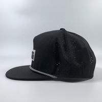 Casquette de baseball OEM tendance noire pour hommes, visière à bord plat en polyester, casquette de baseball étanche avec trou au laser en caoutchouc PVC personnalisée