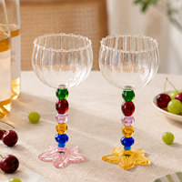Verre à pied haut avec base en perles colorées créatives