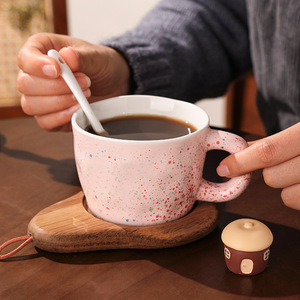 Taza de cerámica rosa con textura moldeada a mano y posavasos de madera, regalo para el desayuno o la hora del té. - Product Image 1