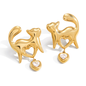 Boucles d'oreilles amusantes pour les amoureux des animaux, plaquées or 18 carats, avec breloques en forme de cœur et de chat, design ajouré, zircone brillante - Product Image 3