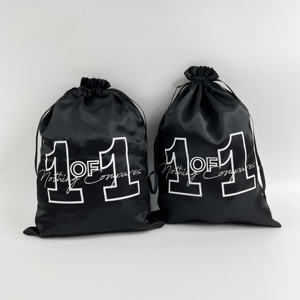Sac à cordon en satin noir de luxe avec logo personnalisé imprimé, sac anti-poussière en satin pour vêtements streetwear et emballage de chaussures - Product Image 3