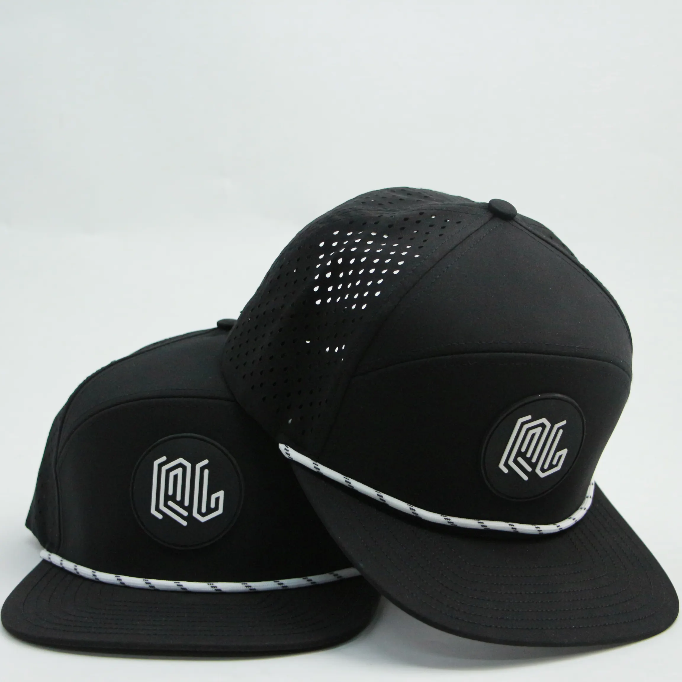 Gorra de béisbol de camionero de cuerda con logotipo de PVC de goma personalizada, gorras de verano impermeables con orificio cortado con láser perforado, gorra Snapback de 6 paneles