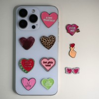 Épinglette en émail souple personnalisable, stock usine 2026 |   Cœur gravé sur mesure et thème arabe |   Autocollant décoratif personnalisé pour téléphone
