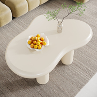 Nouvelle table basse en bois de luxe en forme de nuage avec des éléments modernes de style nordique et rustique pour un salon minimaliste
