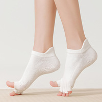 Chaussettes de Pilates antidérapantes professionnelles en gros, chaussettes de yoga d'été à cinq doigts et bout ouvert, chaussettes de yoga tricotées à points antidérapants