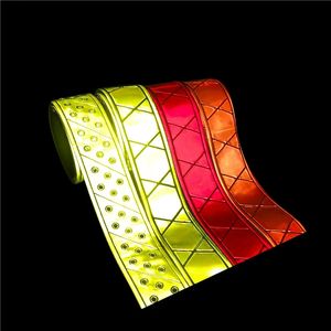 Bande réfléchissante en <span class=keywords><strong>PVC</strong></span> personnalisée Matériau adhésif en vinyle réfléchissant pour la couture Gilet et bande prismatique Matériau réfléchissant uniforme - Product Image 6