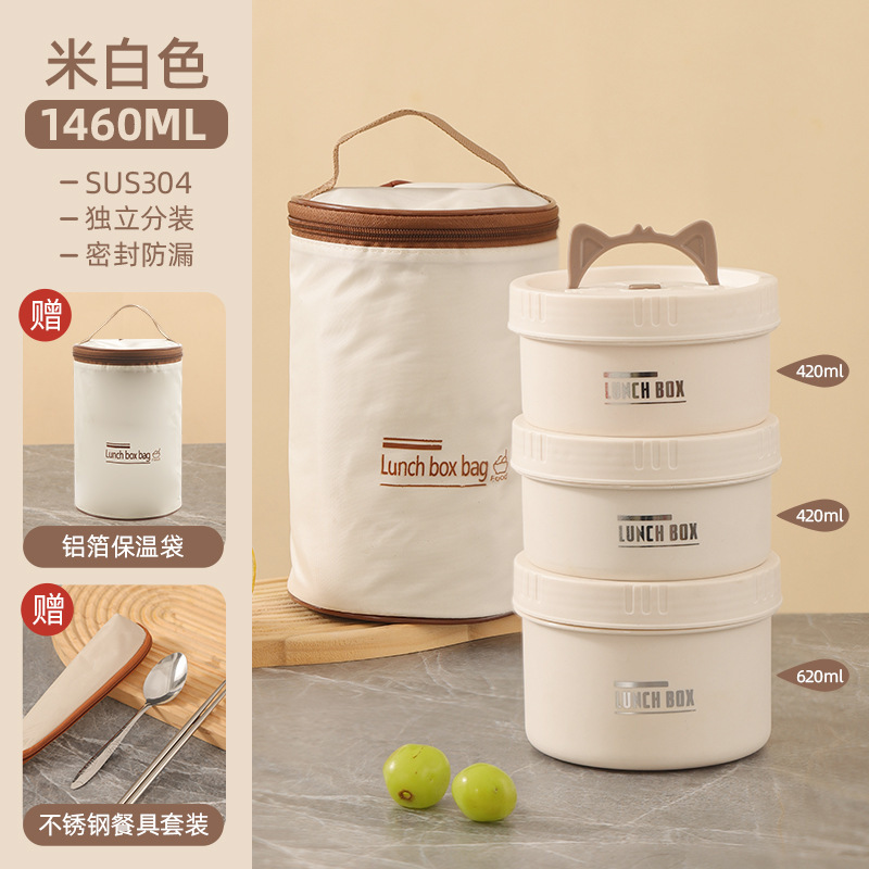 Juego de tres artículos blancos: bolsa térmica y vajilla.