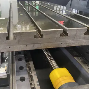 Cnc freze makinesi küçük XH7124 yaygın olarak kullanılan CNC freze makinesi Bt40 mili konik Cnc freze makinesi