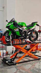 Lève-moto électrique Xinyuan avec conception à ciseaux, bascule avant/arrière, hydraulique monocylindre, hauteur de levage maximale de 115 cm, capacité de 400 kg - Product Image 6