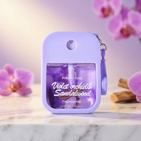 Poetry Time Vente en gros OEM Brume parfumée désinfectante pour les mains au design crochet, parfum aux notes de fruits et fleurs, boîte de présentation, mini parfum 35ML