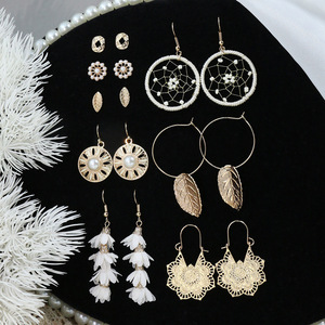 Juego de Aretes de Aro con Perlas, Diseño de Flor Dorada para Mujer, Perlas Blancas, Joyería para Fiesta, Aleación de Zinc, 8 Piezas - Product Image 2