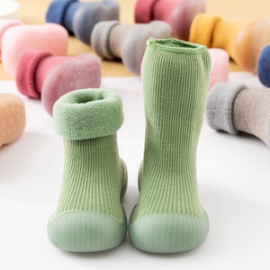 Vente en gros de <span class=keywords><strong>chaussettes</strong></span> d'hiver épaisses en éponge pour bébé, enfant en bas âge, chaussures de marche chaudes et antidérapantes, <span class=keywords><strong>chaussettes</strong></span> avec semelle en caoutchouc - Product Image 2