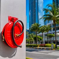 Enrouleur de tuyau d'incendie automatique certifié FM & CE avec buse en laiton – Protection premium pour les immeubles de grande hauteur de Makati et BGC