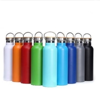 Bouteille d'eau isolée personnalisée en acier inoxydable de vente chaude cantine de sport personnalisée avec couvercle en bambou en vrac
