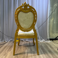 Chaise de salle à manger européenne sculptée dorée et rembourrée en velours royal, idéale pour les mariages et banquets, mobilier de réception événementielle