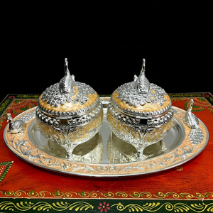 Plateau décoratif en métal et verre avec motif paon et ensemble de 2 bols |   Ensemble de service et de cadeaux de conception moderne artisanale du Rajasthan - Product Image 1