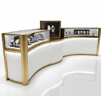 Comptoir d'exposition de montres incurvé de luxe sur mesure, vitrine en verre en acier inoxydable doré de qualité supérieure pour boutique de montres et de bijoux haut de gamme