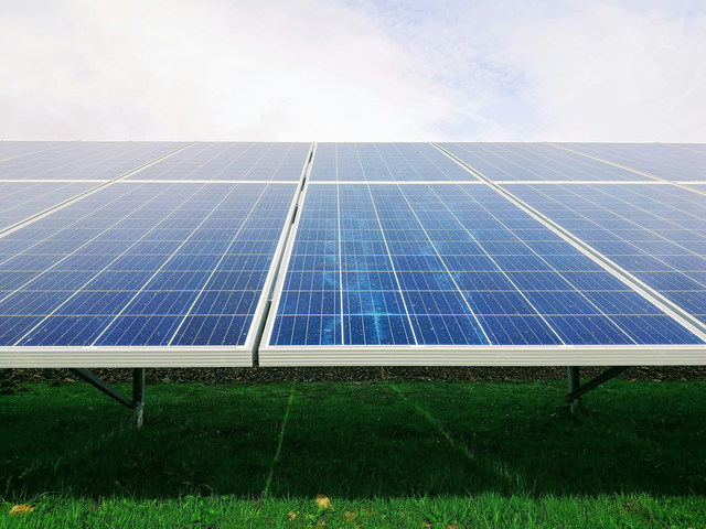 100W 200W 300W Monocrystalline Solar Panel 12V 24V IP67 Waterproof PV Panel for RV Boat Camping Off Grid Solar Energy System