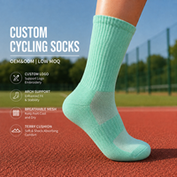 Chaussettes de cyclisme personnalisées en tissu éponge, faible MOQ, processus Jacquard, logo OEM, chaussettes de sport respirantes et rembourrées pour le cyclisme