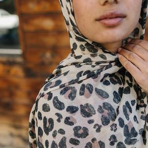 Australia Venta caliente Modal personalizado Sombreros Estampado de leopardo suave Niqab Hijab Rayón Algodón Bufandas Patrón floral Proveedor a granel - Product Image 3