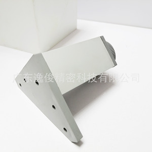 Patas Ajustables para Muebles Yijun, Modelo 080 con Placa Triangular, Pintura Plateada en Aerosol, Fácil Instalación, Estilo Moderno y Minimalista - Product Image 1