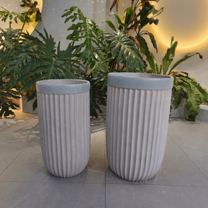 Maceta de Fibra de Arcilla Ecológica, Duradera, Tallada a Mano, de 30L, para Jardín o Exterior, con Borde Gris y Rayas Rosadas, Moderna, Elegante y Sofisticada - Product Image 1