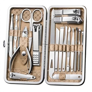 Ensemble de manucure et pédicure en acier inoxydable de 19 pièces, kit de coupe-ongles avec étui portable pour les soins à domicile et en voyage - Product Image 1