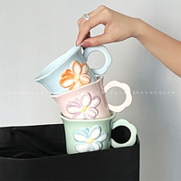 Mug Keramik Bunga 3D Embossed Dilukis Tangan dengan Underglaze untuk Kopi, Cocok untuk Rumah dan Kantor