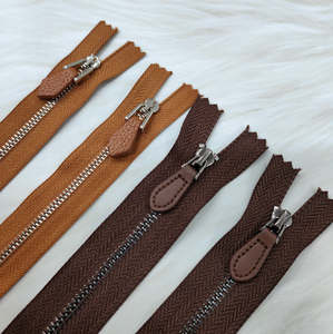 Haute Qualité 3 #   Fermeture éclair métallique avec tirette en cuir marron, fermeture éclair métallique personnalisée à extrémité fermée pour T-shirts et polos - Product Image 4