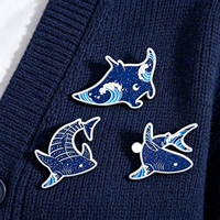 Broche en métal personnalisée en alliage de zinc, plaquée argent, émail dur pailleté, imprimée UV, motif requin baleine et raie manta de dessin animé