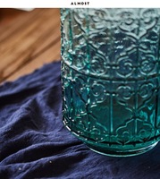 Vas Kaca Hijau Retro Berukir dengan Bunga Ranunculus Buatan, Vas Bunga Kaca Vintage untuk Dekorasi Rumah dan Pernikahan