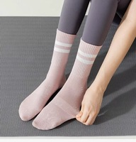 Chaussettes de yoga et de Pilates durables à cinq doigts avec sangle croisée, design à orteils exposés pour un confort optimal, portables et ajustables pour un maintien parfait
