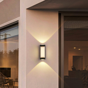 Lampe murale LED extérieure moderne, indice de protection IP65, construction en aluminium avec diffuseur en verre trempé, à intensité variable, pour utilisation en jardin - Product Image 1
